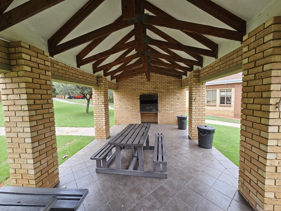 To Let Commercial Property for Rent in Die Hoewes Gauteng