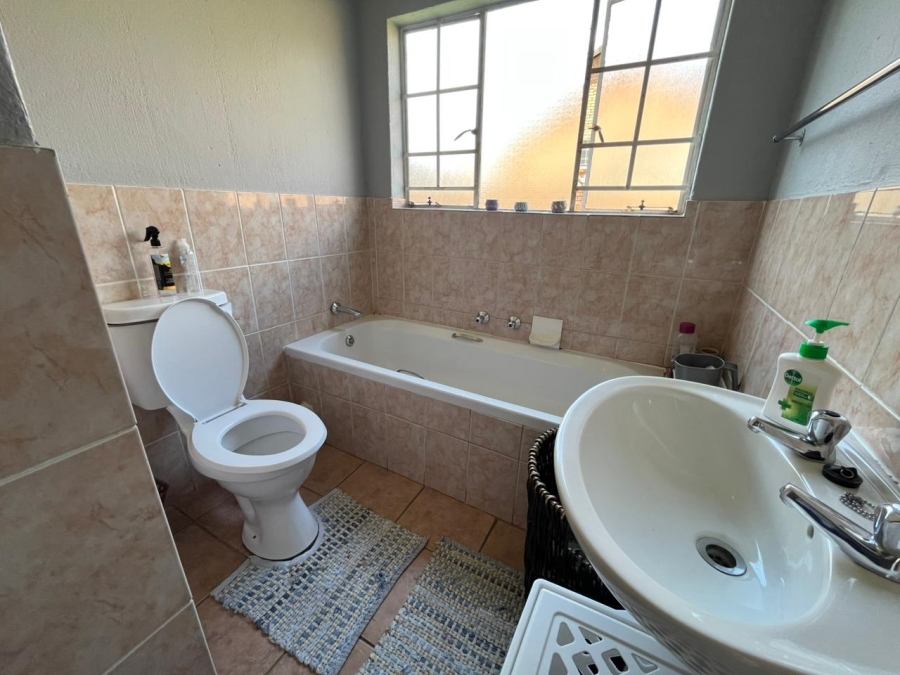 To Let 2 Bedroom Property for Rent in Kyalami Hills Gauteng