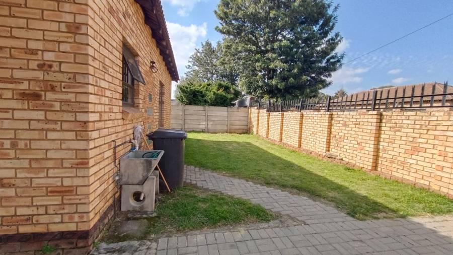 2 Bedroom Property for Sale in Robinpark Gauteng