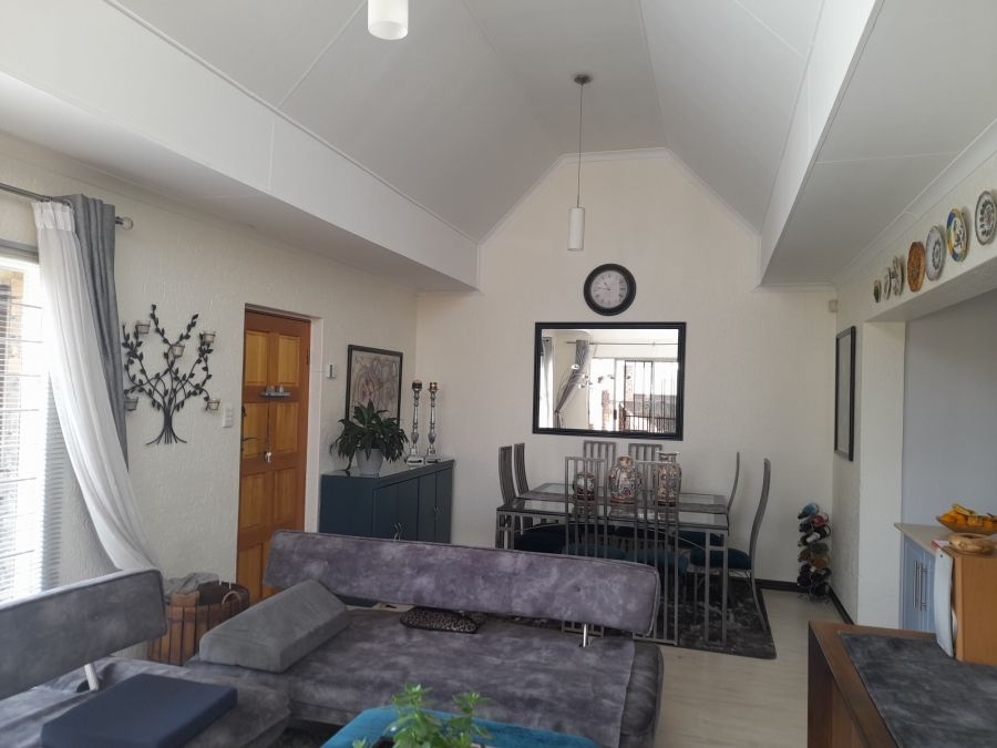 2 Bedroom Property for Sale in Oakdene Gauteng