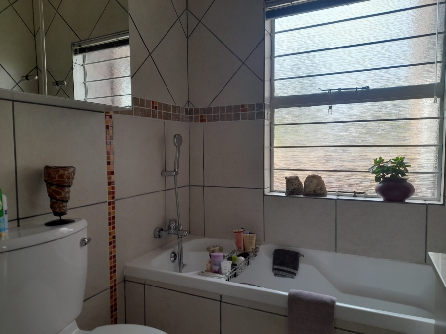 2 Bedroom Property for Sale in Oakdene Gauteng