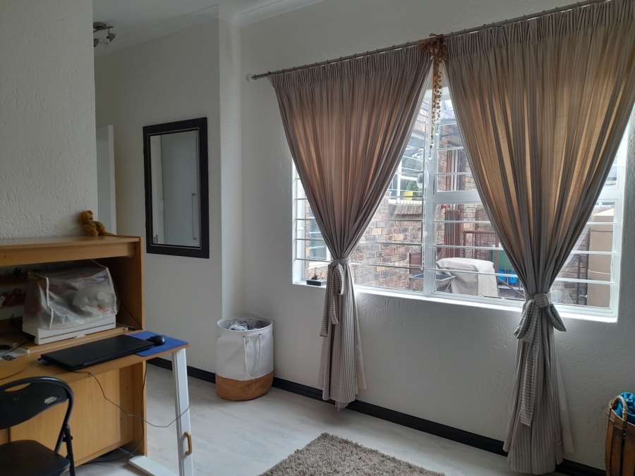 2 Bedroom Property for Sale in Oakdene Gauteng