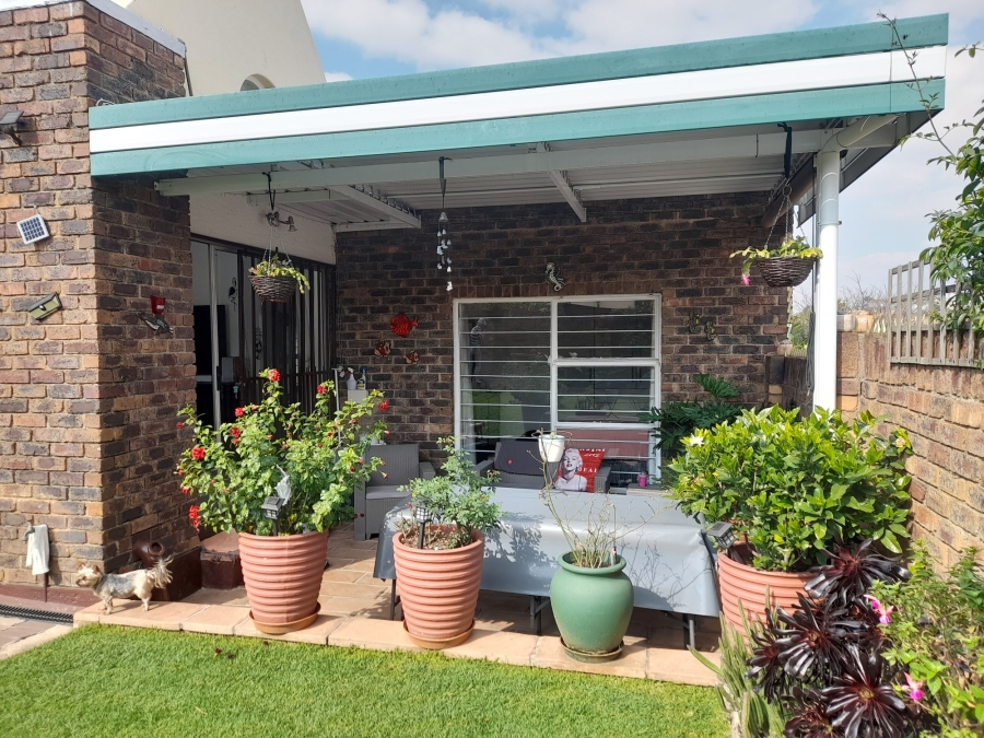 2 Bedroom Property for Sale in Oakdene Gauteng