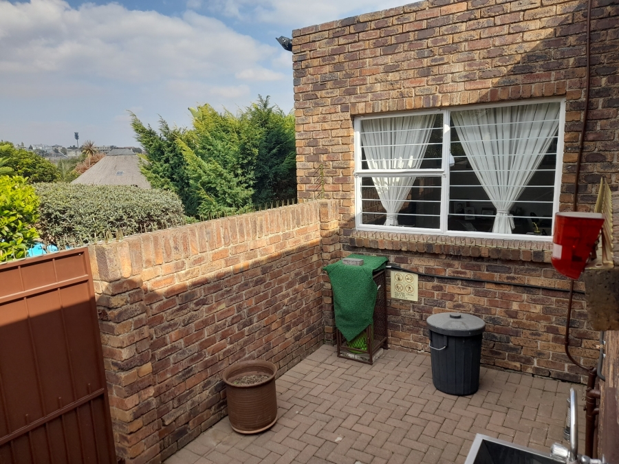 2 Bedroom Property for Sale in Oakdene Gauteng
