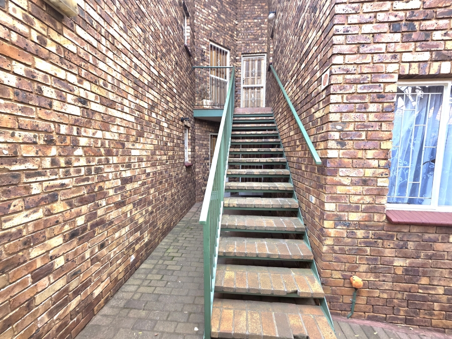 2 Bedroom Property for Sale in Die Hoewes Gauteng