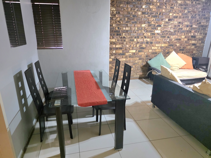 2 Bedroom Property for Sale in Die Hoewes Gauteng