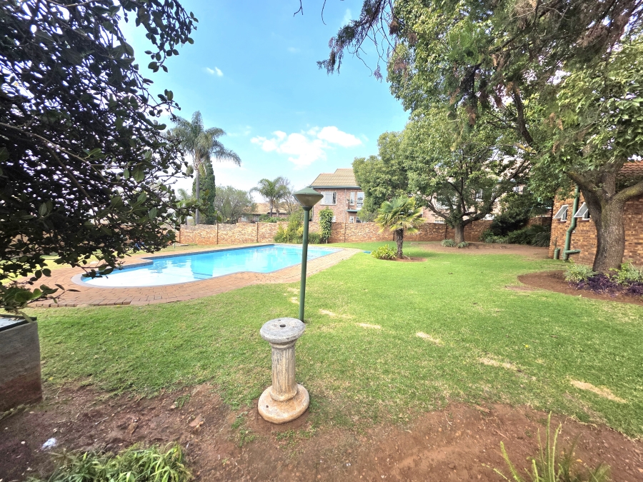 2 Bedroom Property for Sale in Die Hoewes Gauteng