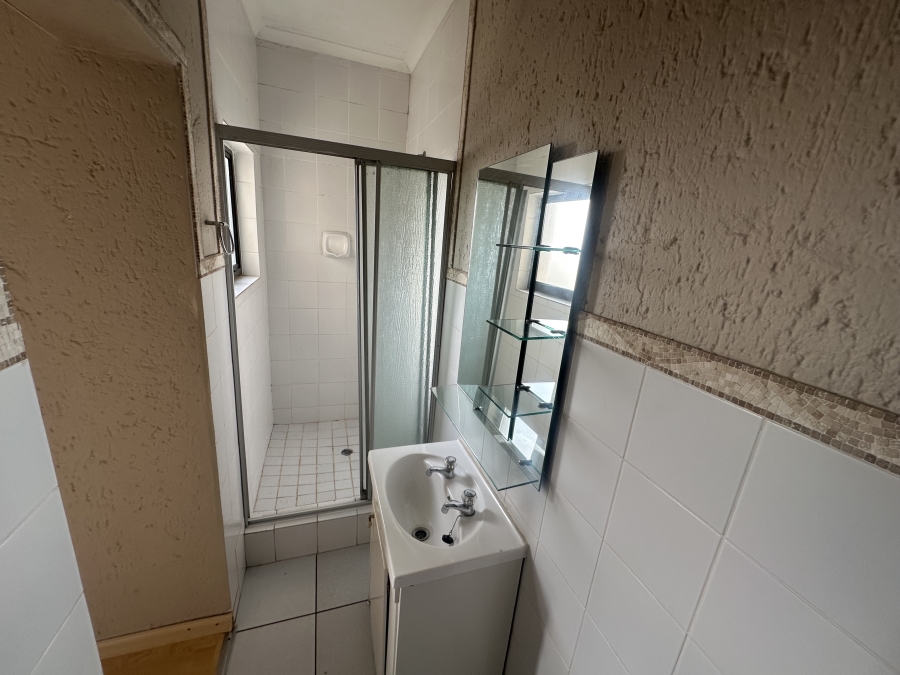To Let 2 Bedroom Property for Rent in Constantia Kloof Gauteng