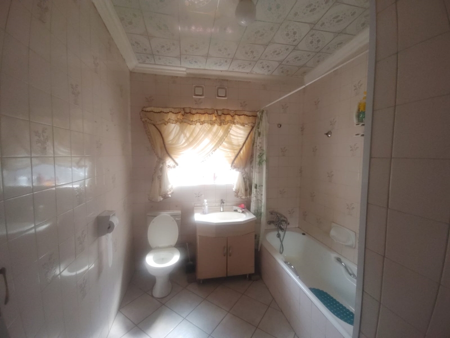 To Let 4 Bedroom Property for Rent in Falcon Ridge Gauteng