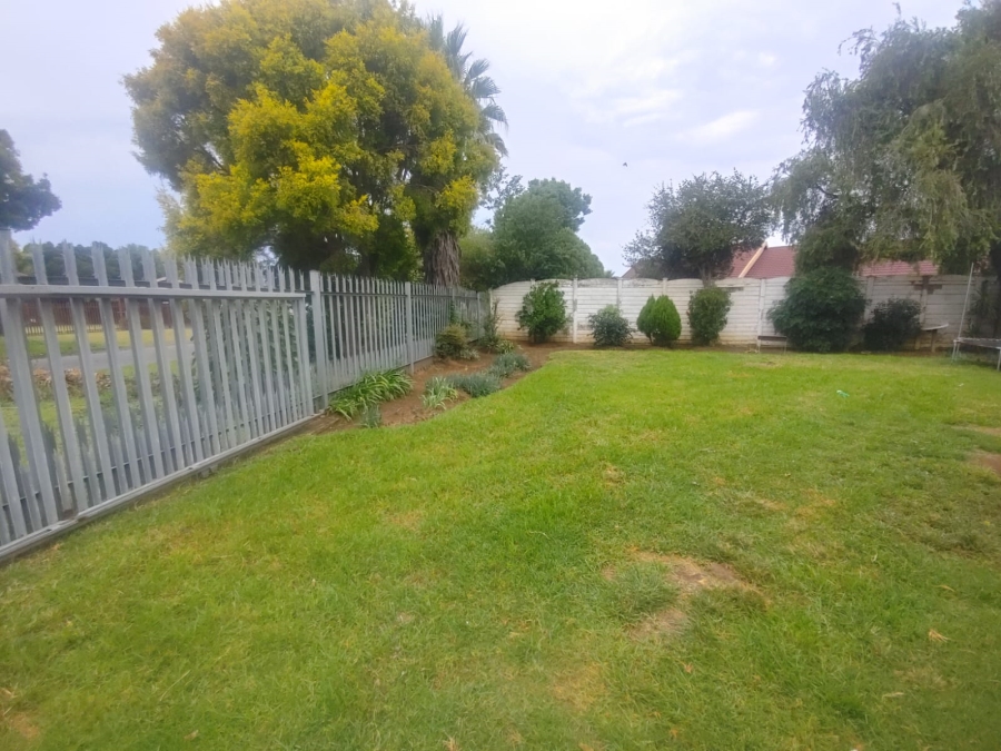 To Let 4 Bedroom Property for Rent in Falcon Ridge Gauteng
