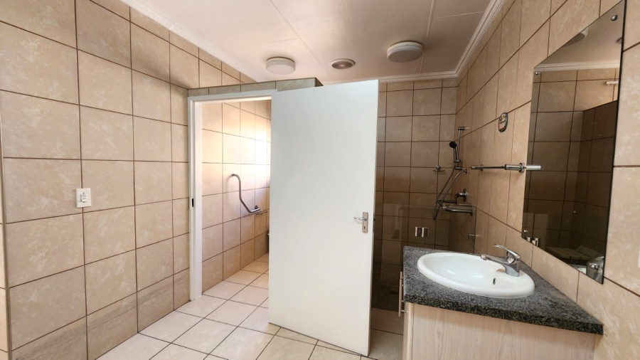1 Bedroom Property for Sale in Garsfontein Gauteng