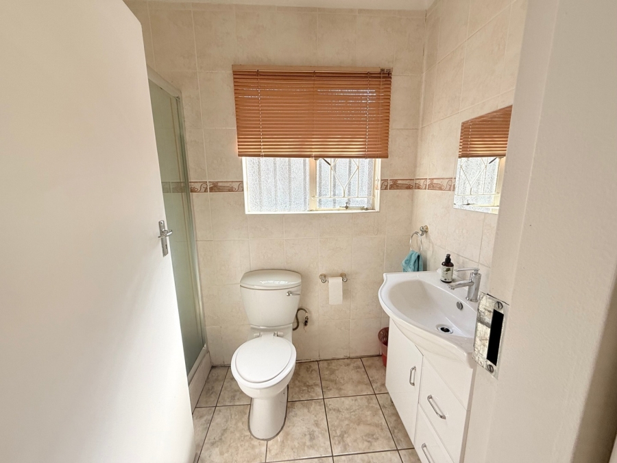 4 Bedroom Property for Sale in Mondeor Gauteng