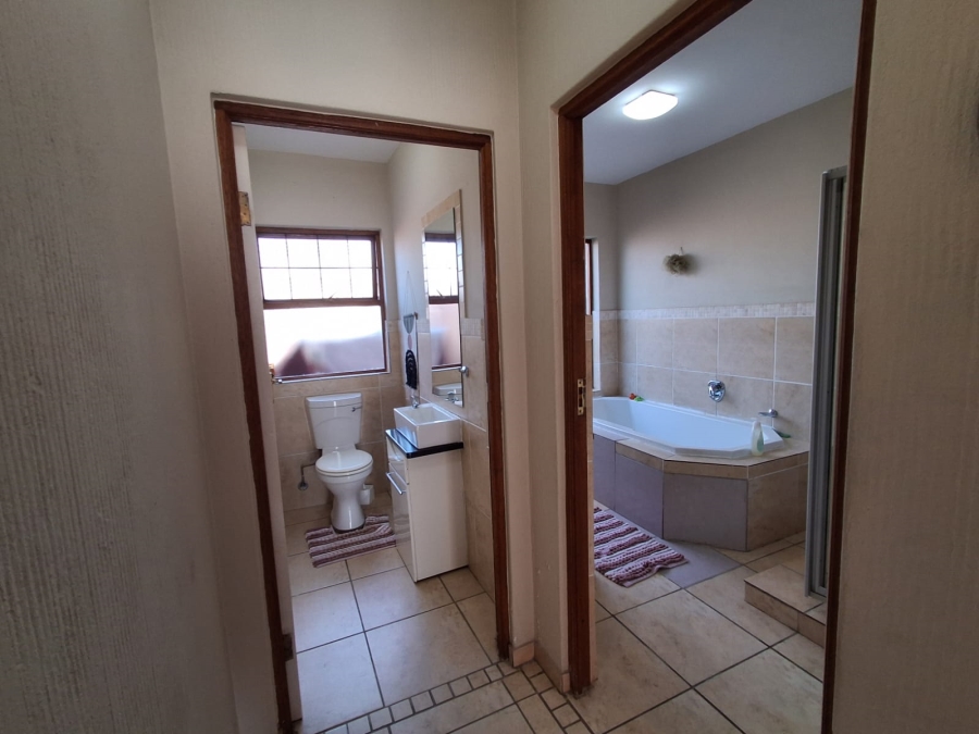 3 Bedroom Property for Sale in Glen Marais Gauteng