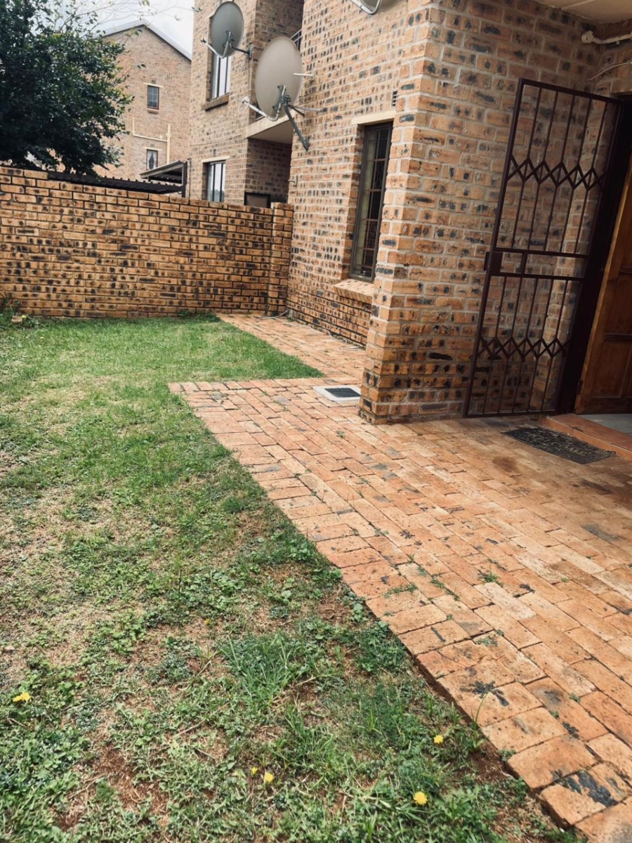 2 Bedroom Property for Sale in Chloorkop Gauteng