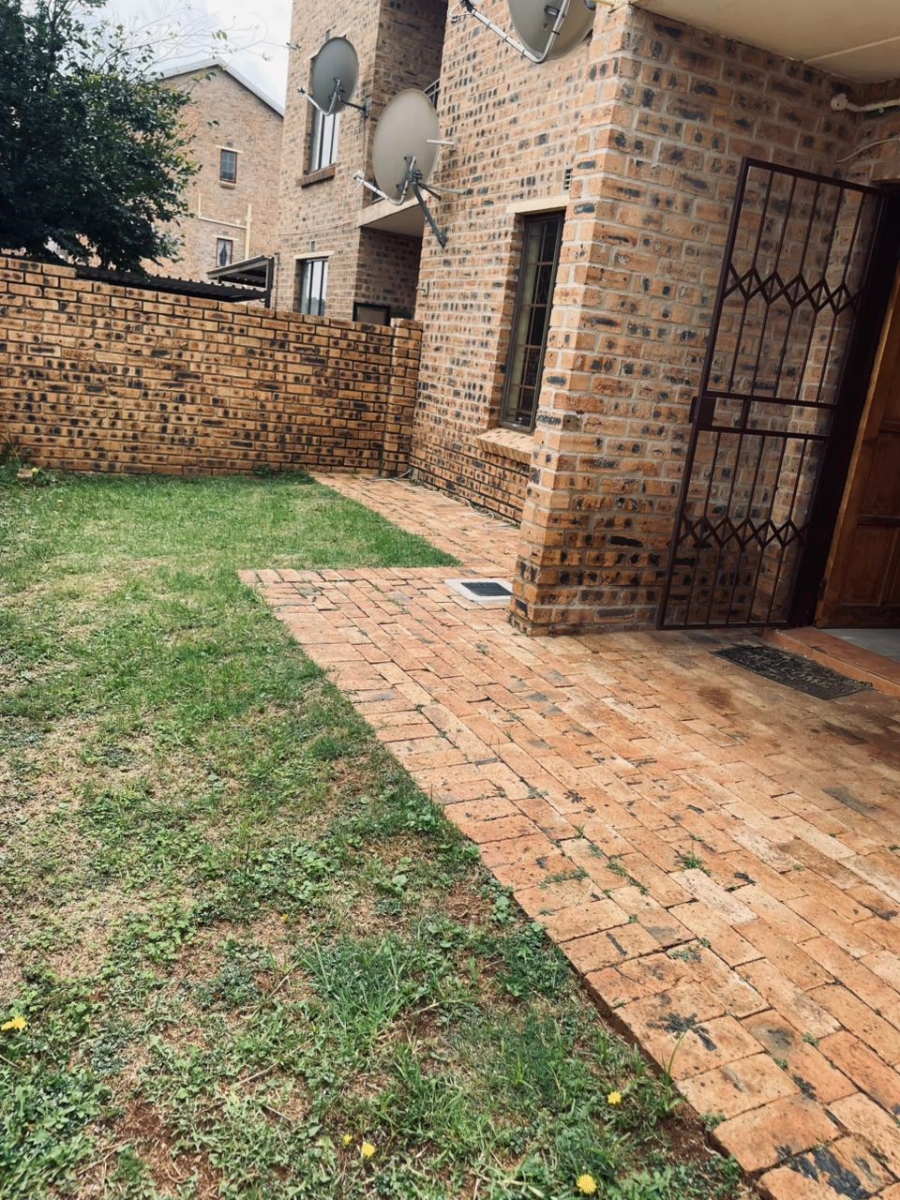 2 Bedroom Property for Sale in Chloorkop Gauteng