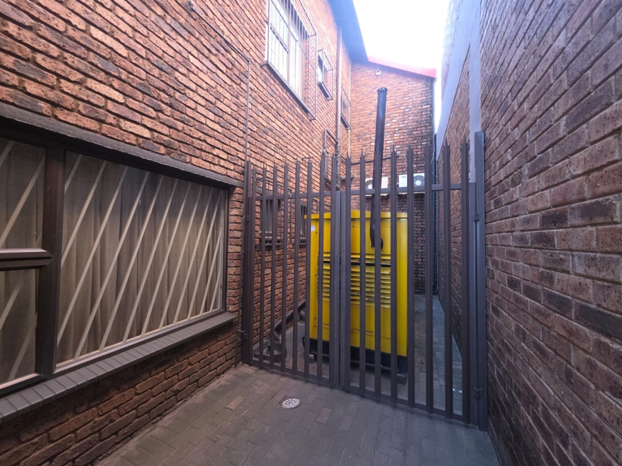 To Let Commercial Property for Rent in Farrar Park Gauteng