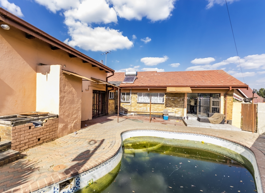 4 Bedroom Property for Sale in Bosmont Gauteng