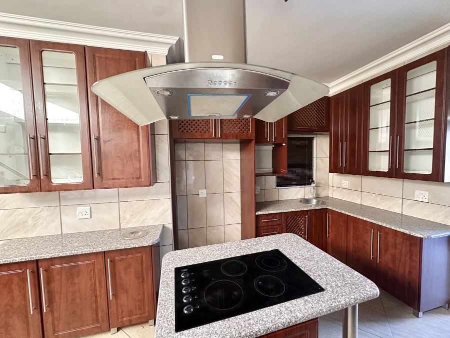 5 Bedroom Property for Sale in Thatchfield Estate Gauteng