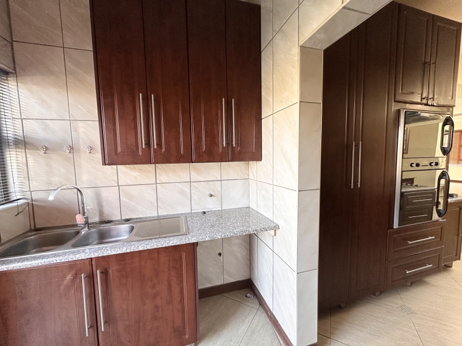 5 Bedroom Property for Sale in Thatchfield Estate Gauteng