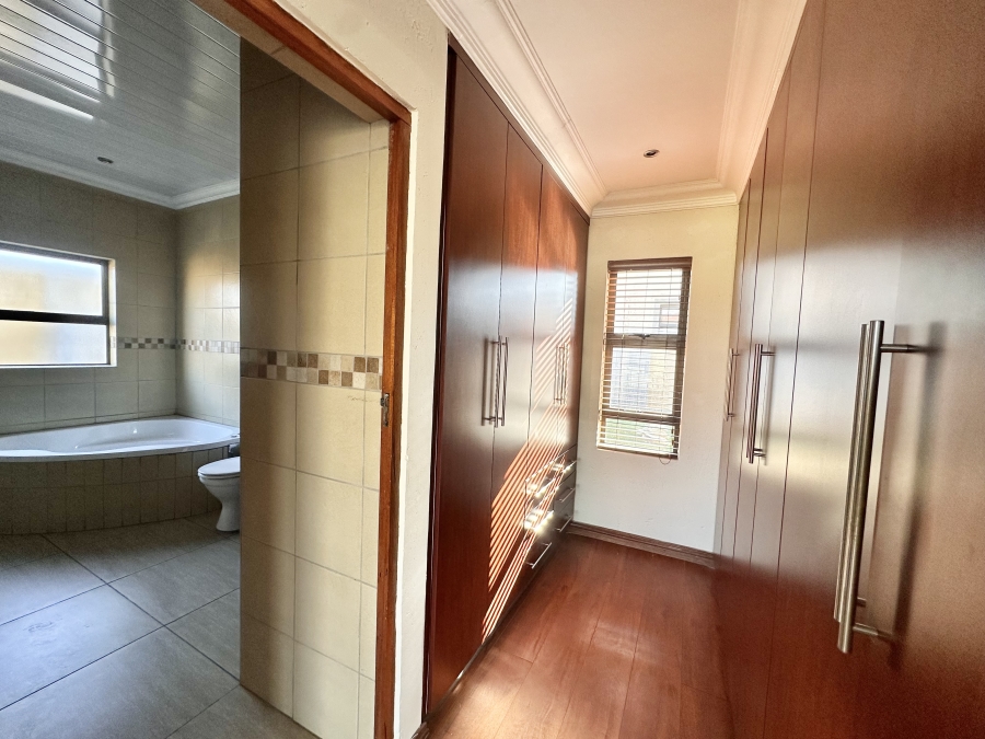 5 Bedroom Property for Sale in Thatchfield Estate Gauteng