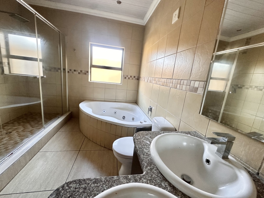 5 Bedroom Property for Sale in Thatchfield Estate Gauteng