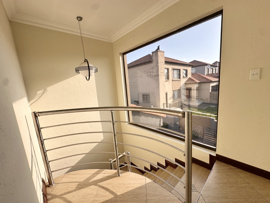 5 Bedroom Property for Sale in Thatchfield Estate Gauteng