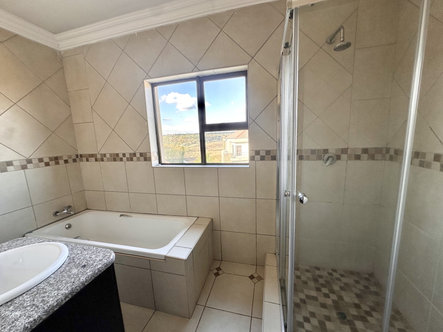 5 Bedroom Property for Sale in Thatchfield Estate Gauteng