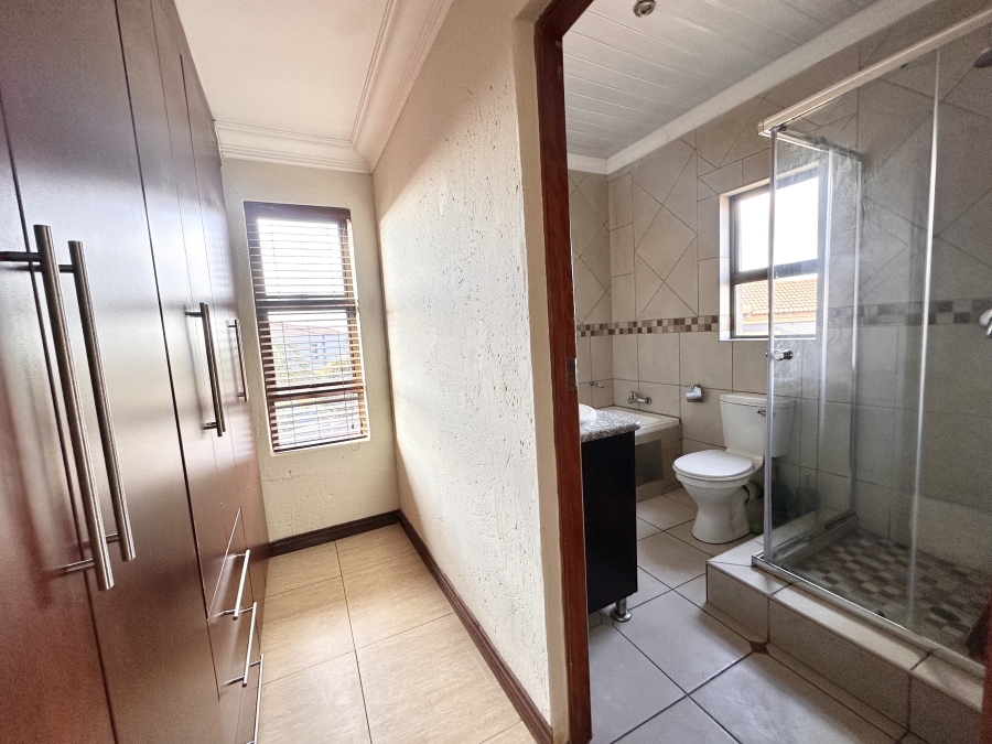 5 Bedroom Property for Sale in Thatchfield Estate Gauteng