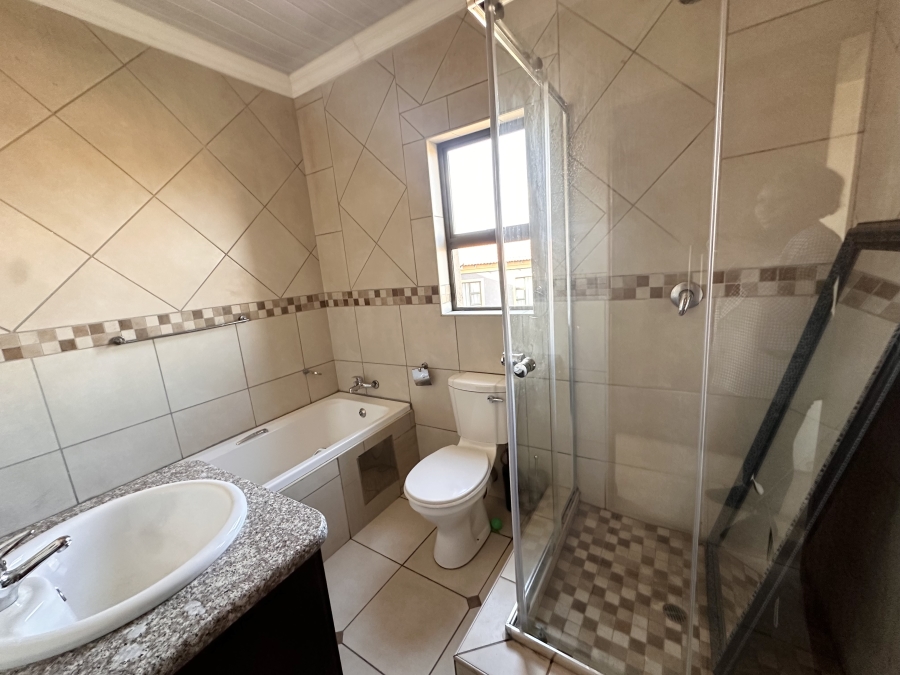 5 Bedroom Property for Sale in Thatchfield Estate Gauteng