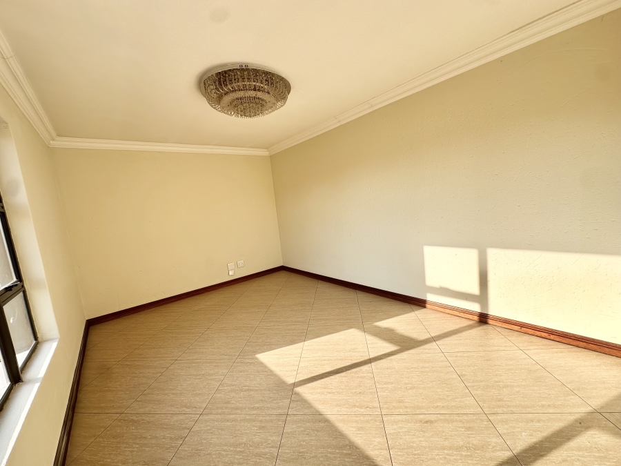 5 Bedroom Property for Sale in Thatchfield Estate Gauteng