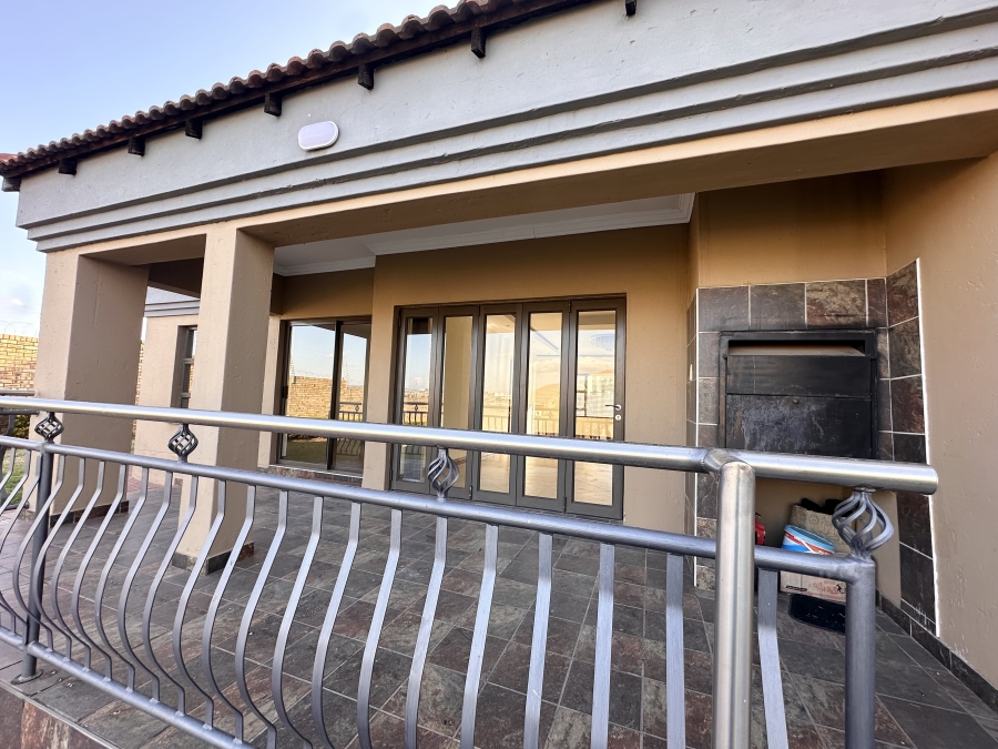 5 Bedroom Property for Sale in Thatchfield Estate Gauteng