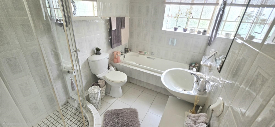 2 Bedroom Property for Sale in Die Hoewes Gauteng