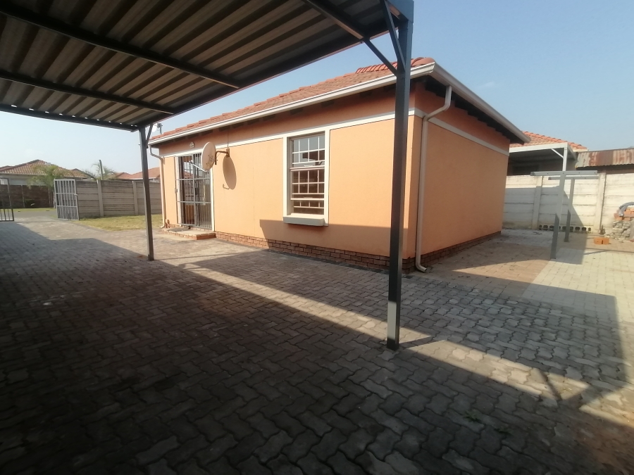 2 Bedroom Property for Sale in Andeon Gauteng