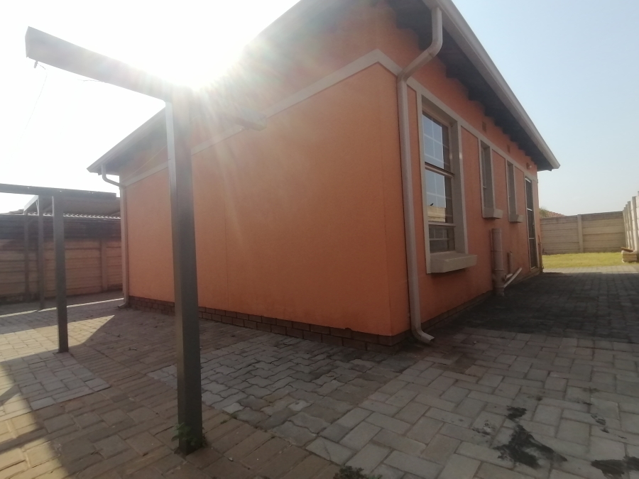 2 Bedroom Property for Sale in Andeon Gauteng