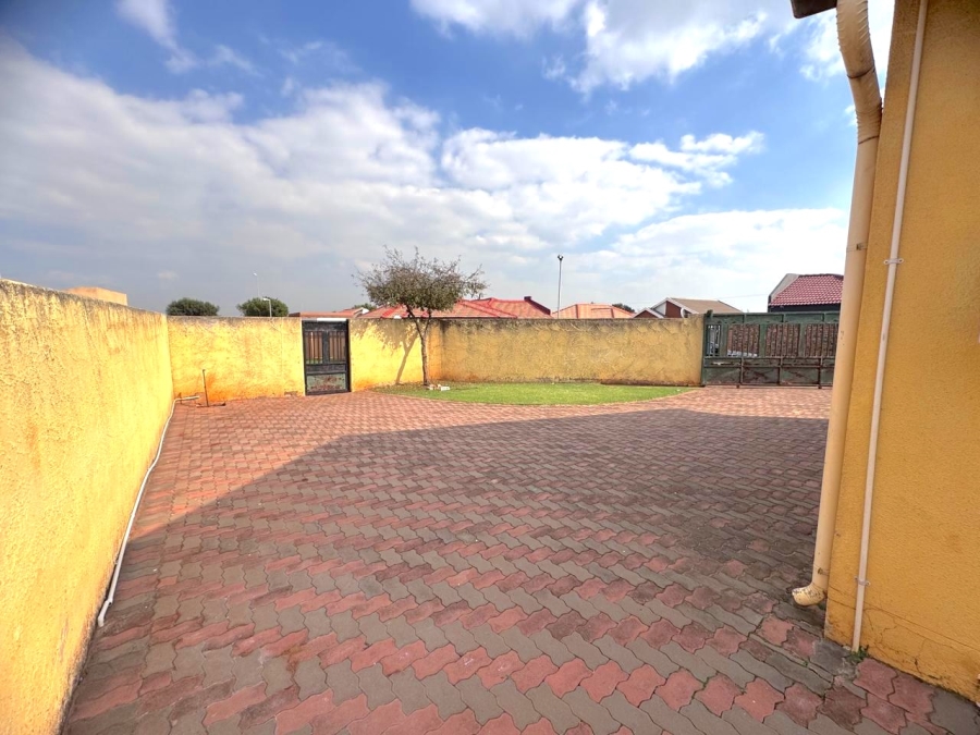 2 Bedroom Property for Sale in Dawn Park Gauteng