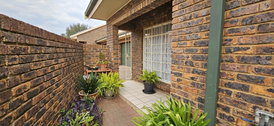 2 Bedroom Property for Sale in Three Rivers East Gauteng