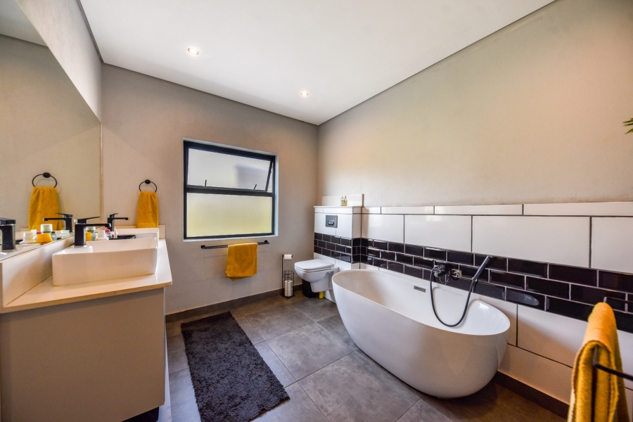 5 Bedroom Property for Sale in Waterlake Farm Lifestyle Estate Gauteng