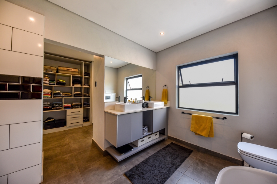 5 Bedroom Property for Sale in Waterlake Farm Lifestyle Estate Gauteng