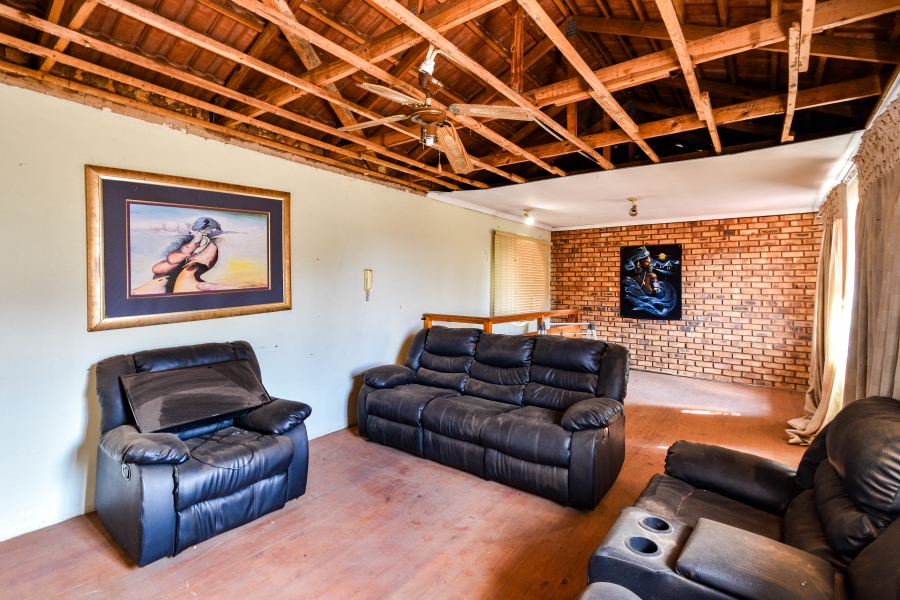 5 Bedroom Property for Sale in Garsfontein Gauteng