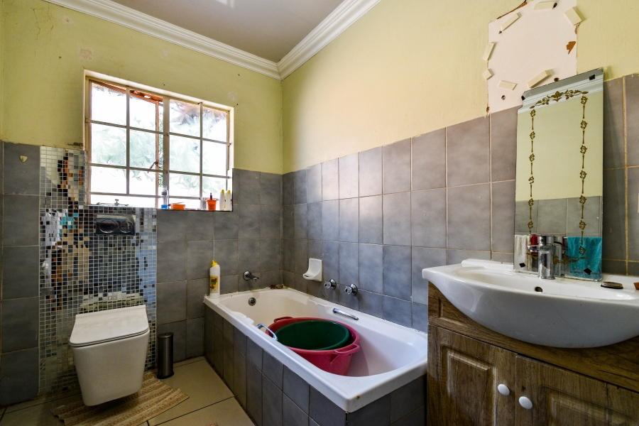 5 Bedroom Property for Sale in Garsfontein Gauteng