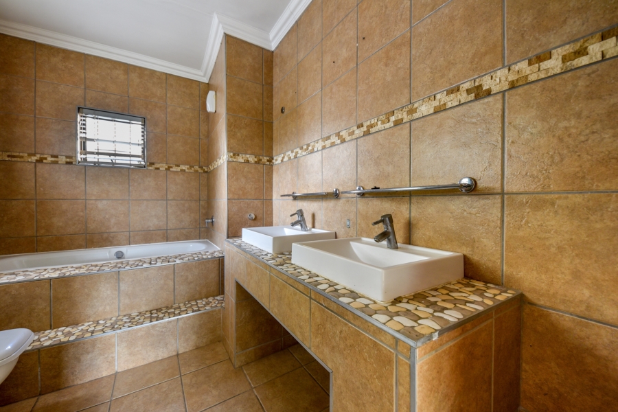 4 Bedroom Property for Sale in Garsfontein Gauteng