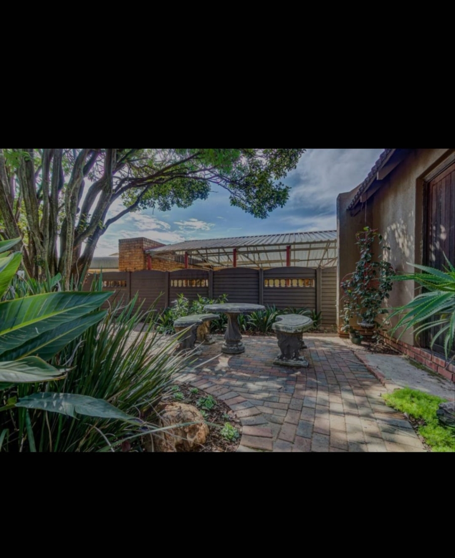4 Bedroom Property for Sale in Glen Marais Gauteng