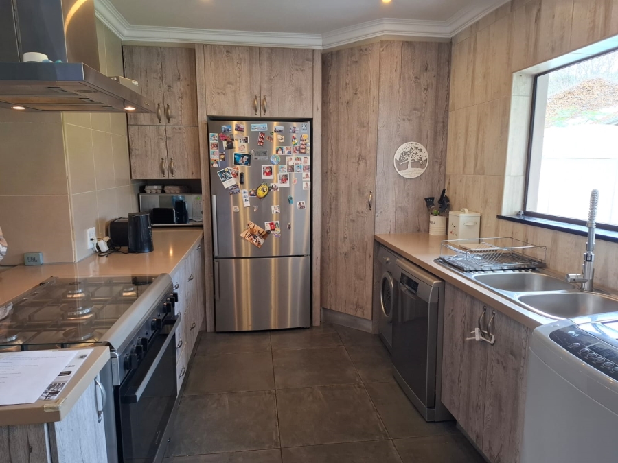4 Bedroom Property for Sale in Buurendal Gauteng