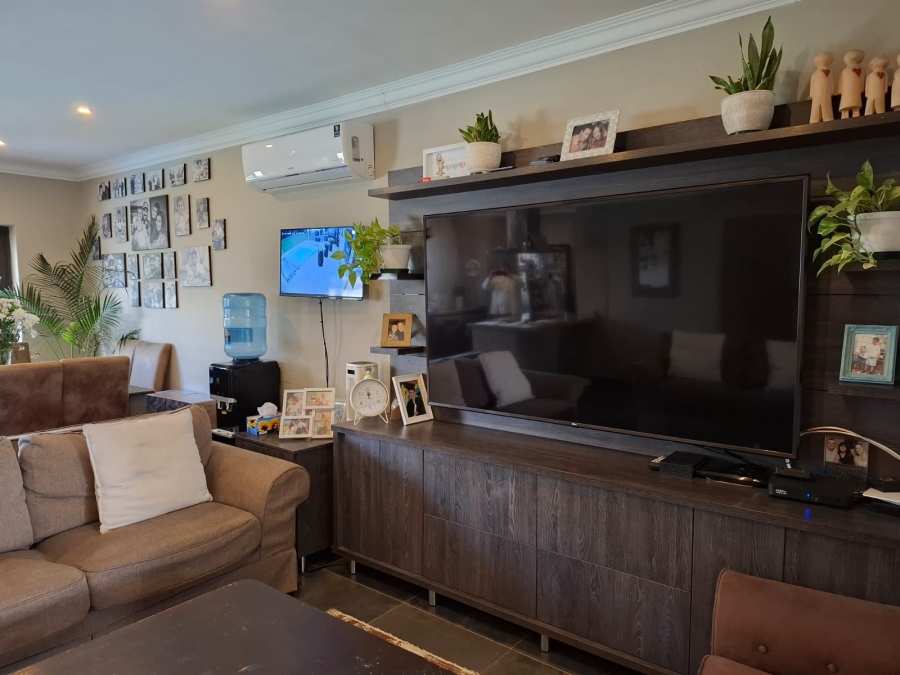 4 Bedroom Property for Sale in Buurendal Gauteng