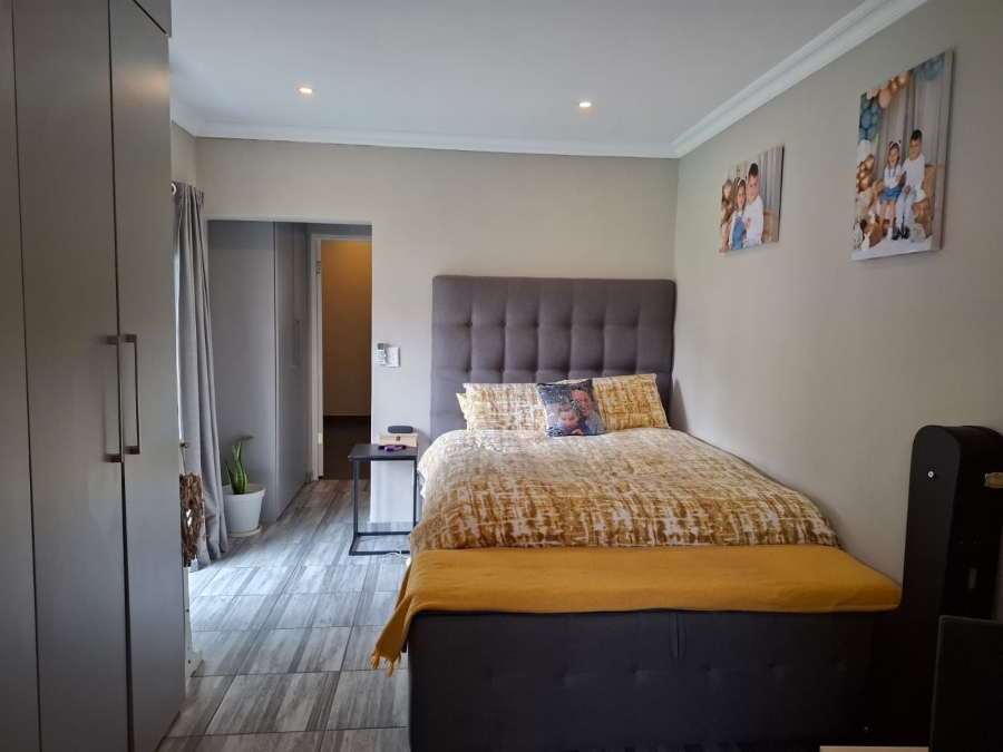 4 Bedroom Property for Sale in Buurendal Gauteng