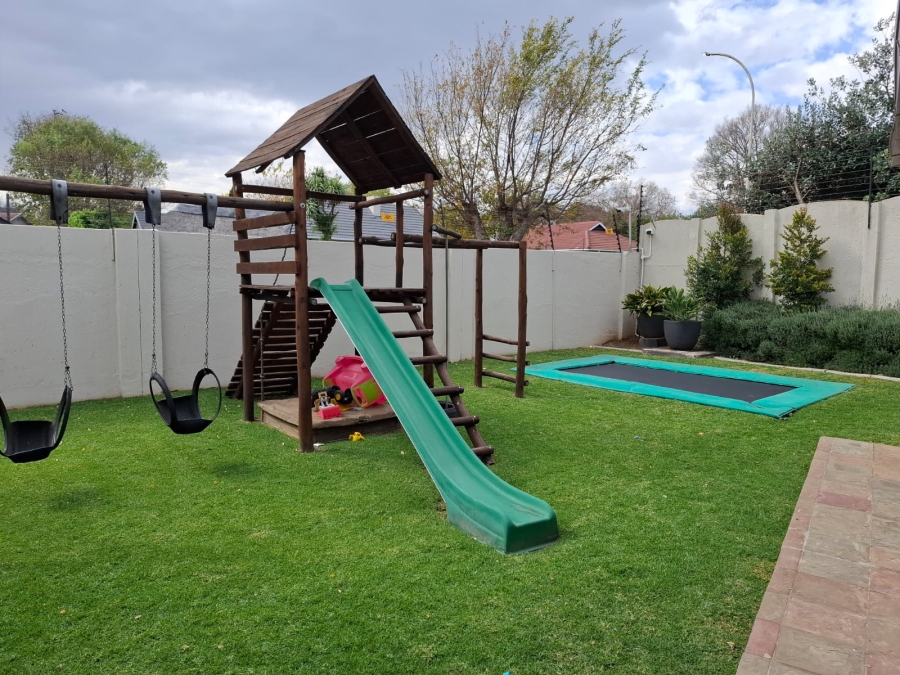4 Bedroom Property for Sale in Buurendal Gauteng