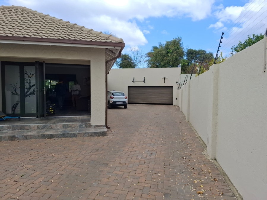 4 Bedroom Property for Sale in Buurendal Gauteng