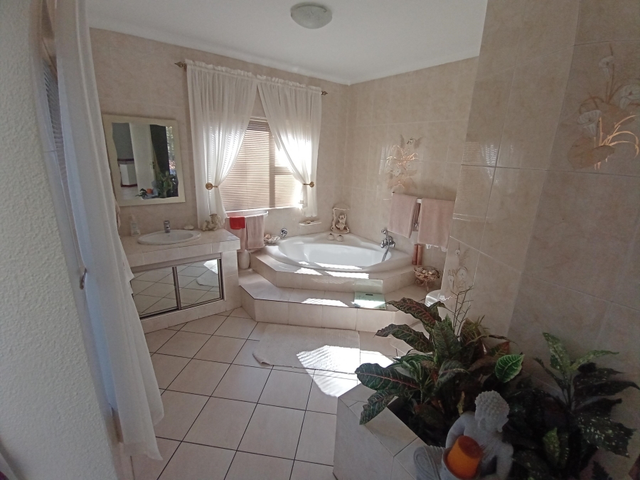 4 Bedroom Property for Sale in Bassonia Gauteng
