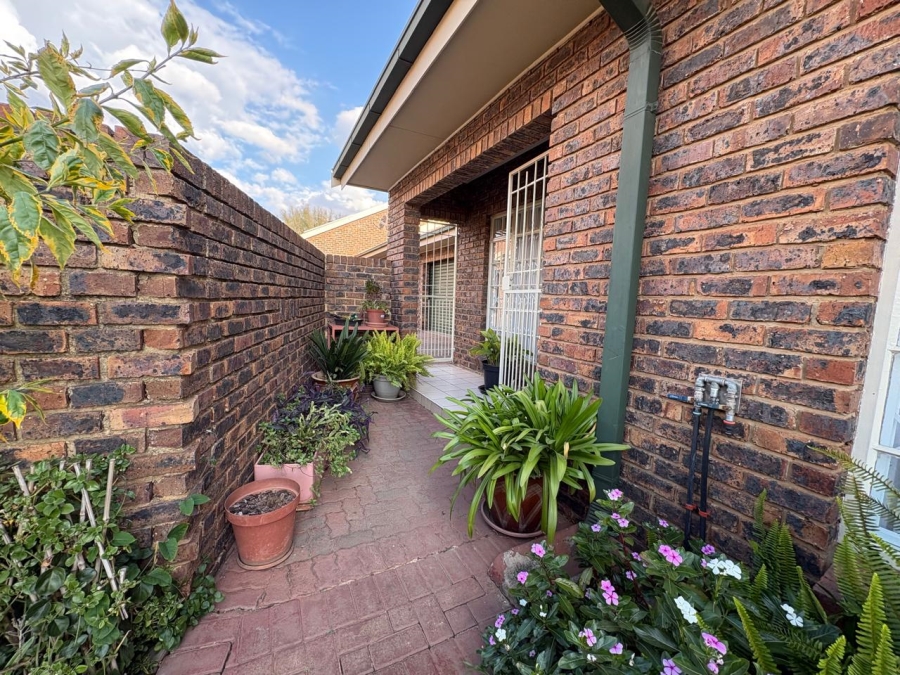 2 Bedroom Property for Sale in Three Rivers East Gauteng