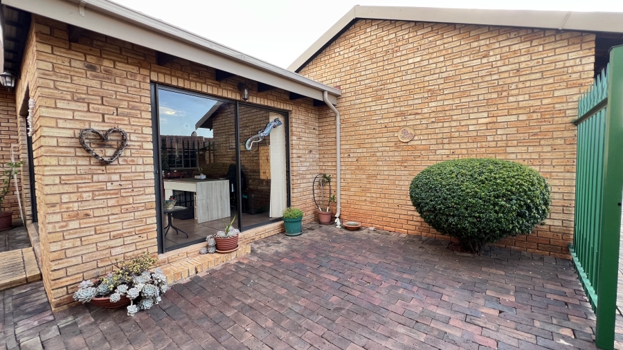 3 Bedroom Property for Sale in Noordheuwel Gauteng